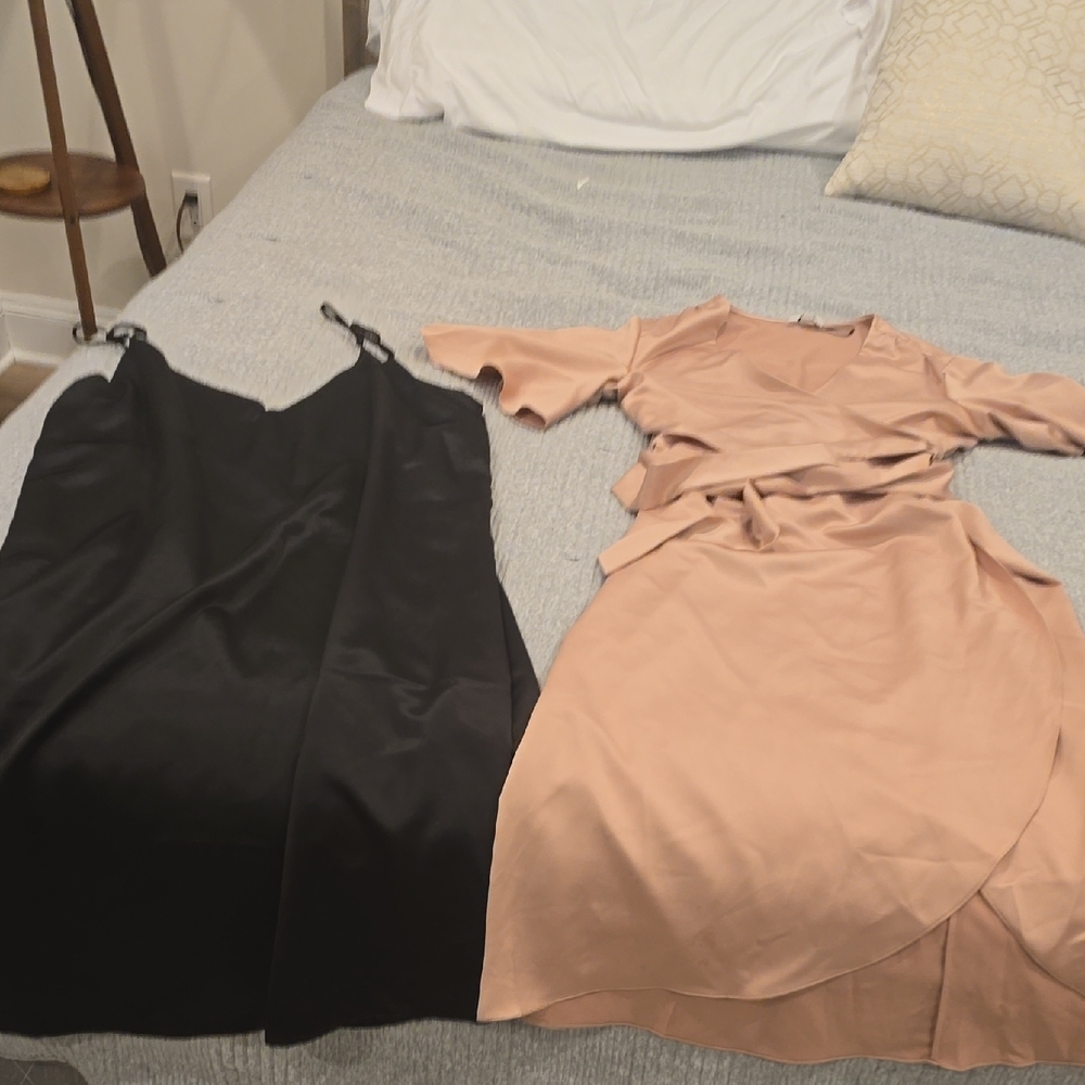 VETTA Black and Blush Flutter Sleeve Dresses